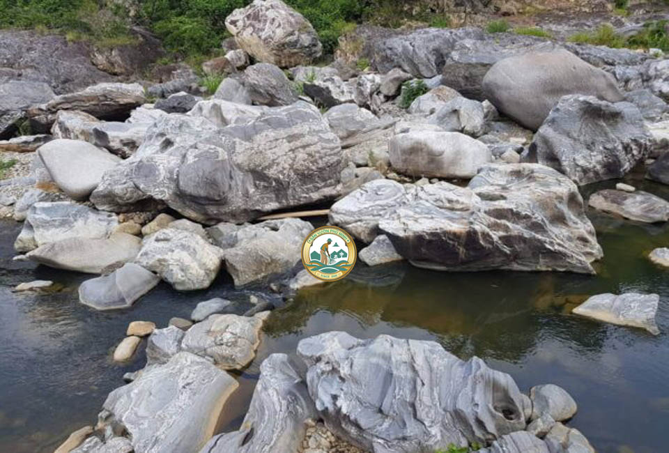 đá thạch anh làm cảnh sân vườn