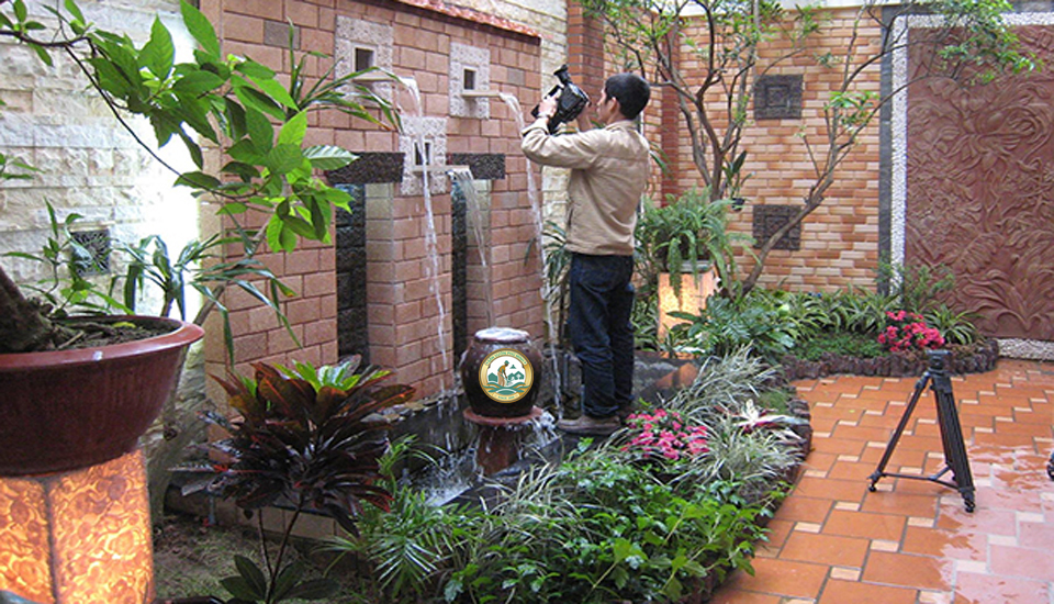 nhân viên thi công tiểu cảnh sân vườn